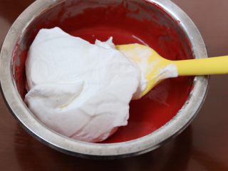 红丝绒马斯卡彭奶油卷,7.取三分之一的蛋白霜到蛋黄糊中切拌均匀后再倒回蛋白霜中切拌均匀（不要搅拌以免消泡）