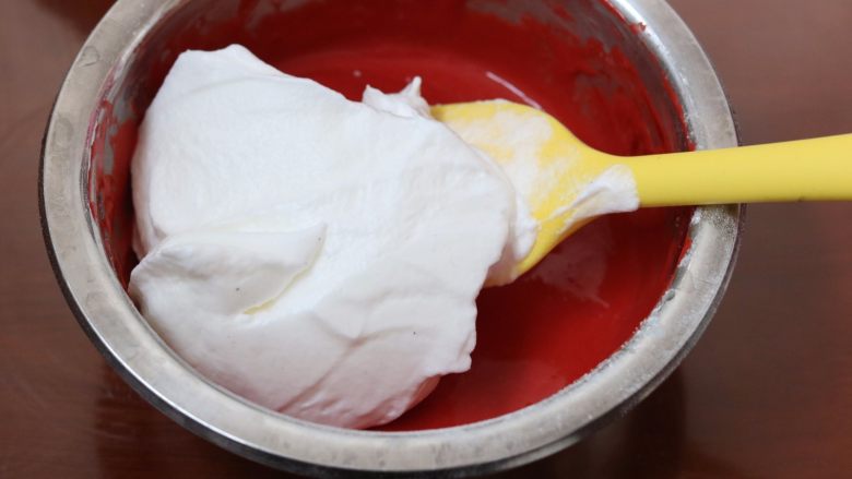 红丝绒马斯卡彭奶油卷,7.取三分之一的蛋白霜到蛋黄糊中切拌均匀后再倒回蛋白霜中切拌均匀（不要搅拌以免消泡）