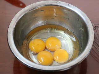 红丝绒马斯卡彭奶油卷,3.蛋黄中加入油 水搅拌均匀
