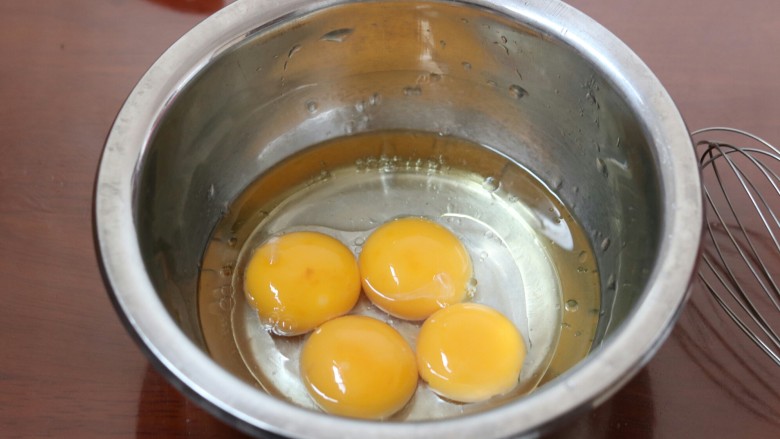 红丝绒马斯卡彭奶油卷,3.蛋黄中加入油 水搅拌均匀
