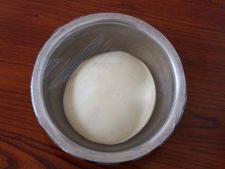 绵绵土司,4.盖保鲜膜进行第一次发酵