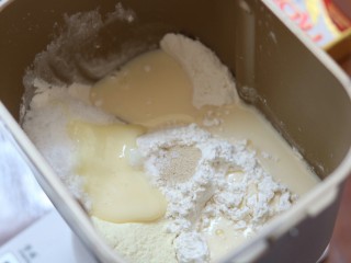 绵绵土司,2.除黄油外所有材料放到面包桶中揉至光滑
