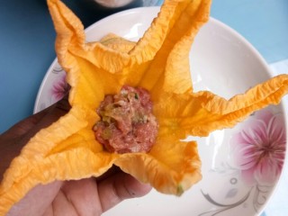 酿南瓜花,取肉馅填入花朵中。