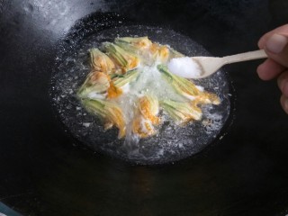酿南瓜花,锅中加适量水烧开，加少许花生油下入酿好的南瓜花，煮至花朵稍稍浮起，加入盐调味即可出锅。