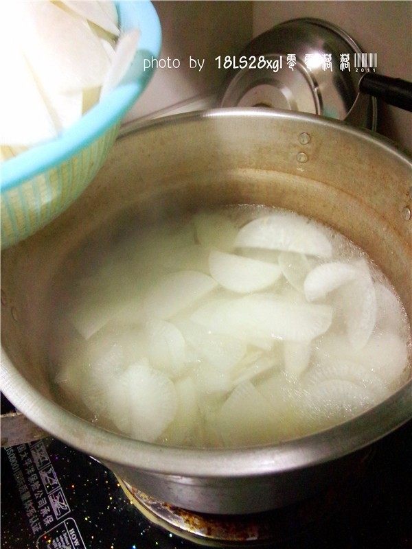萝卜丸子,煮锅里倒入适量清水烧开，放入白萝卜片；清水里可调入适量盐、油；也可以不放油、盐，影响不大；