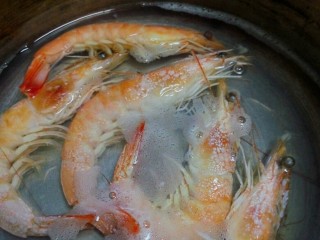 法式薯泥配鲜虾香脆面包,待成熟后捞出即可。