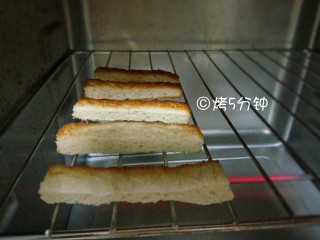 法式薯泥配鲜虾香脆面包,放入180℃的烤箱，烘烤5分钟。