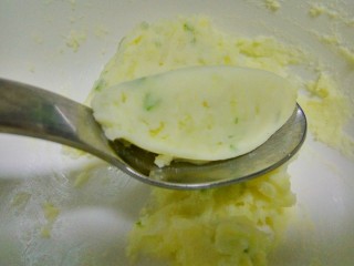 法式薯泥配鲜虾香脆面包,混合后用勺子制作一个橄榄型备用。