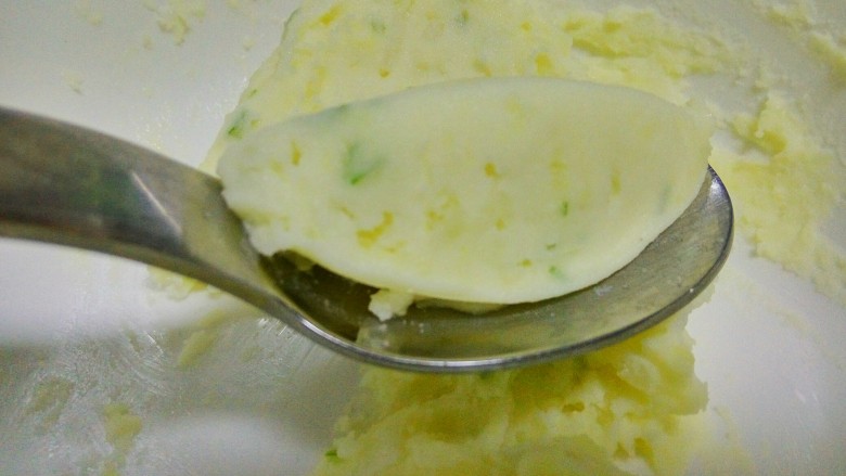 法式薯泥配鲜虾香脆面包,混合后用勺子制作一个橄榄型备用。