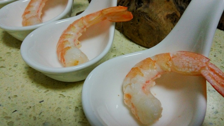 法式薯泥配鲜虾香脆面包,留尾的青虾放入成器中。