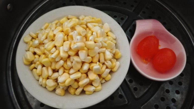 金沙玉米粒,玉米粒和咸蛋黄上蒸锅，水开后蒸大约7-10分钟。直到玉米粒和咸蛋黄熟透。