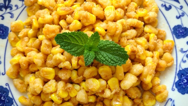 金沙玉米粒,搅拌均匀后盛出即可，咸香酥脆的金沙玉米粒就做好了。