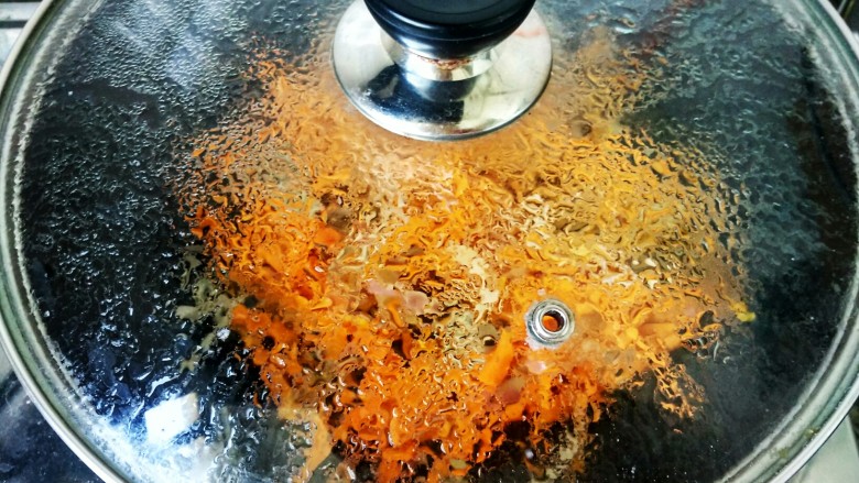 鲜香素炒面,盖上锅盖焖制两分钟。
（喜欢吃脆口的可以省略此步骤，直接翻炒两三分钟就可以继续下一步了。）