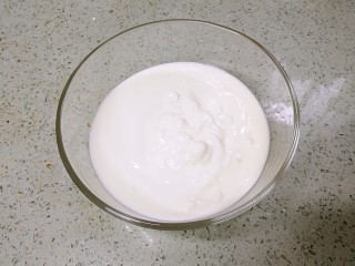 奇异果抹茶酸奶杯,把酸奶倒入一个大碗。