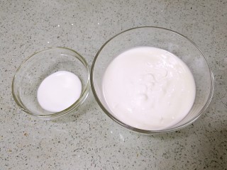 奇异果抹茶酸奶杯,另外取一个小碗，舀入20毫升酸奶。