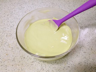 奇异果抹茶酸奶杯,用硅胶勺把酸奶拌匀，备用。