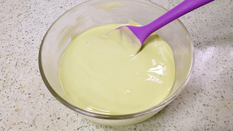 奇异果抹茶酸奶杯,用硅胶勺把酸奶拌匀，备用。