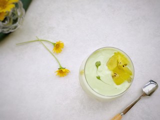 奇异果抹茶酸奶杯,用牙签从抹茶酸奶酱上连续划过，形成花纹点缀。