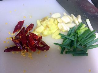 小黄鱼烧豆腐,辣椒切段，生姜、蒜瓣切碎，小葱切段；