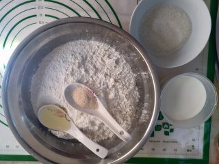 甜软白馒头,（300g面粉大约能做12-15个拳头大的馒头，如果家里人多，就把我上面的材料每样都添2倍的量。）把面粉，糖，牛奶，玉米油，酵母粉，通通倒进盆里混合，酵母粉不要和糖放在一起，要分开，糖放面粉左边，酵母就放面粉右边。