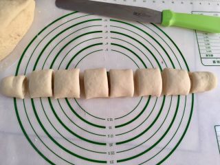 甜软白馒头,平均切块，一条面卷可以切6-8小块，放旁边备用