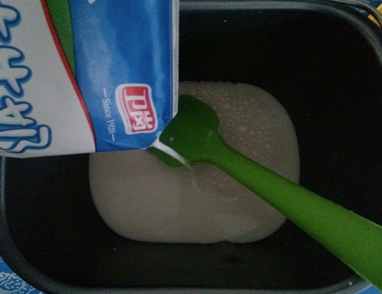 大果粒芒果酸奶,最后倒入剩余牛奶
