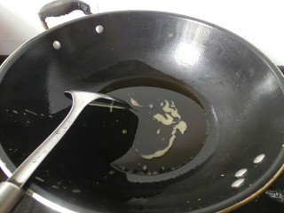 香辣螺蛳的做法大全香辣螺蛳,香辣螺蛳,螺蛳清理完毕后，锅子里倒入食用油，然后将油烧热,第7张