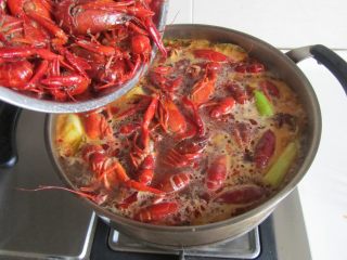 香辣小龙虾,下入刚油煸过的小龙虾煮，煮上20分钟（以量的大小来决定）；