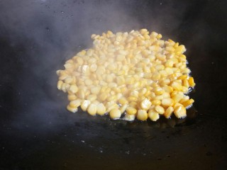 椒盐玉米粒,小火，倒入玉米粒。不要立即用铲拨动。等半分钟左右再用铲搅散，稍微炒几下待玉米粒成金黄后关火。