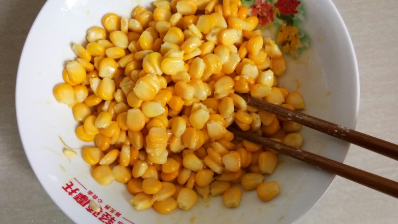 椒盐玉米粒,用筷子搅拌均匀。（让玉米粒均匀的裹上蛋液）