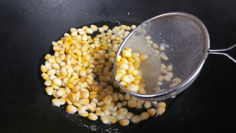 椒盐玉米粒,煮熟的玉米粒沥水捞出 。