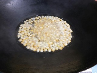椒盐玉米粒,锅中水烧开倒入玉米粒焯熟。