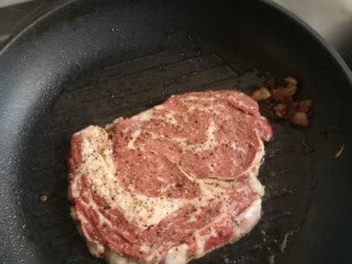 原始煎牛排,开大火把腌制好的牛肉放入平底锅煎。每一面15秒，不断翻面煎。持续1-2分钟