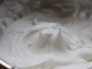 奥利奥6寸小蛋糕。,蛋清加入所以白天白砂糖，柠檬汁打至小尖尖角状态。