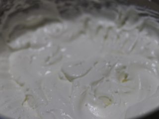 奥利奥6寸小蛋糕。,奶如白糖油打至八九分发的样子。「因为不用抹出光滑的面，可以稍微打硬一些。」