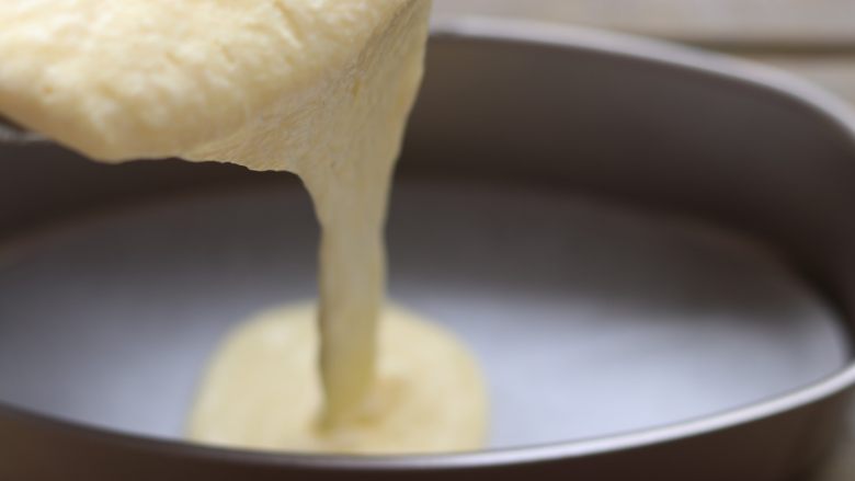  杏仁乳酪蛋糕,翻拌好后倒入学厨椭圆形不沾乳酪模具。