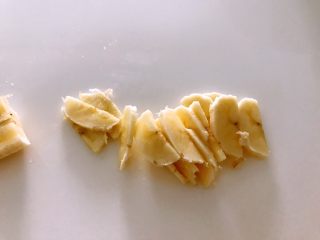 火龙果香蕉对称思慕雪,香蕉切片，从中间一分为二。