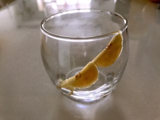 火龙果香蕉对称思慕雪,斜贴在玻璃杯内壁，香蕉边缘成直线状。