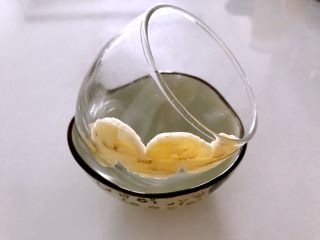 火龙果香蕉对称思慕雪,拿个小碗，杯底刚好可以斜放稳定。