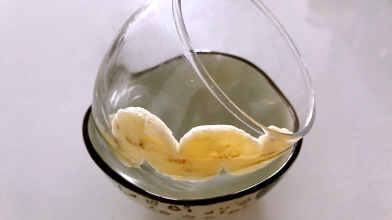 火龙果香蕉对称思慕雪,拿个小碗，杯底刚好可以斜放稳定。