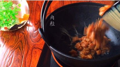 蚝油杂蔬炒肉米,肉粒入锅