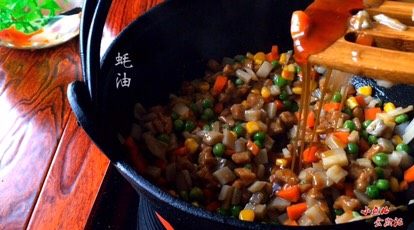 蚝油杂蔬炒肉米,出锅前加入蚝油翻炒均匀即可出锅