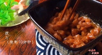 蚝油杂蔬炒肉米,搅匀掩制10分钟