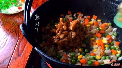 蚝油杂蔬炒肉米,放入熟肉丁翻炒