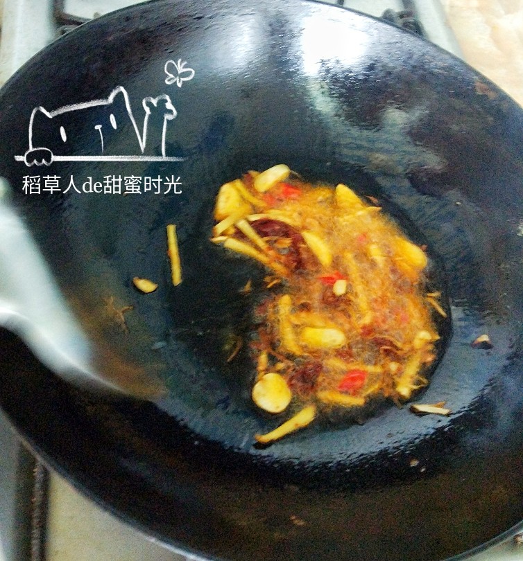辣炒花蛤,翻炒至颜色焦黄，加入花蛤。