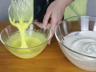 抹茶蜂蜜蛋糕,接下来将蛋黄也打发至颜色变浅