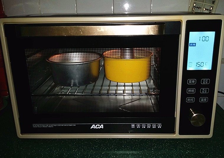 菠菜汁戚风蛋糕,送入预热好的烤箱中下层：以150度上下火烤10分钟