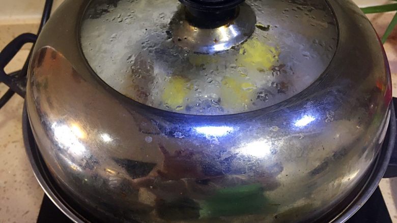 清蒸海鳗,蒸锅煮开，将鳗鱼上锅蒸15分钟；