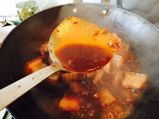 小鲍鱼目鱼红烧肉,加盖煮五分钟，汤汁变浓稠了。