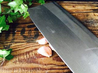 小鲍鱼目鱼红烧肉,随后用刀背拍一下，剥起来方便。
